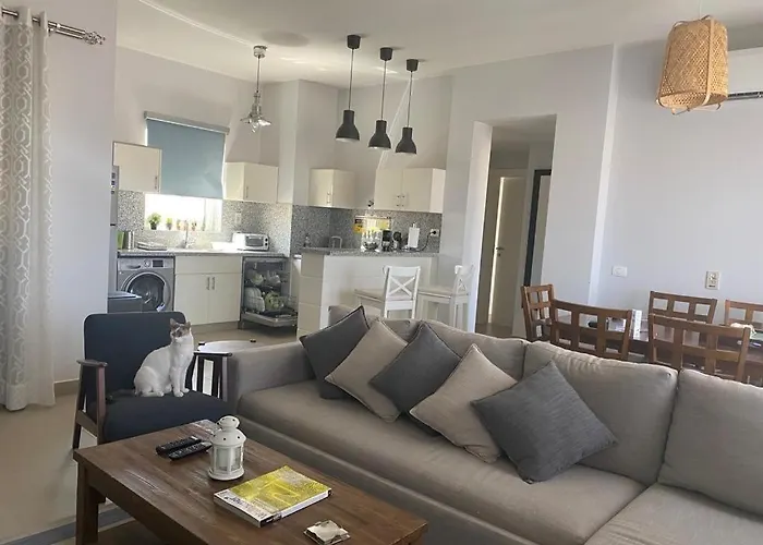2 Bedrooms Apartment With Pool & Lake Views